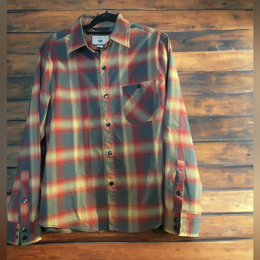 Dakota Grizzly Men’s plaid casual shirt with black snap details. Size M.